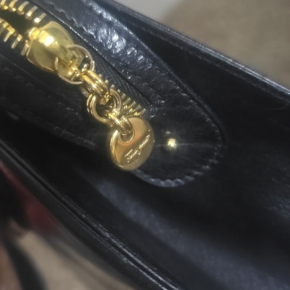 Salvatore Ferragamo Elegant Vera Bow Black & Gold Shoulder Bag (EUC)(COA)✨️🖤✨️ - Picture 11 of 16